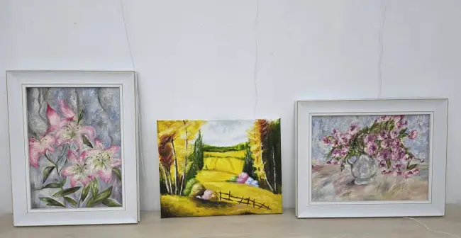 Foto „Culoare și inocență” pe simezele Bibliotecii Județene: Vernisajul care a adus primăvara în sufletele slătinenilor