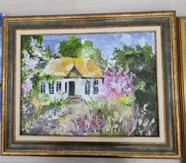 Foto „Culoare și inocență” pe simezele Bibliotecii Județene: Vernisajul care a adus primăvara în sufletele slătinenilor