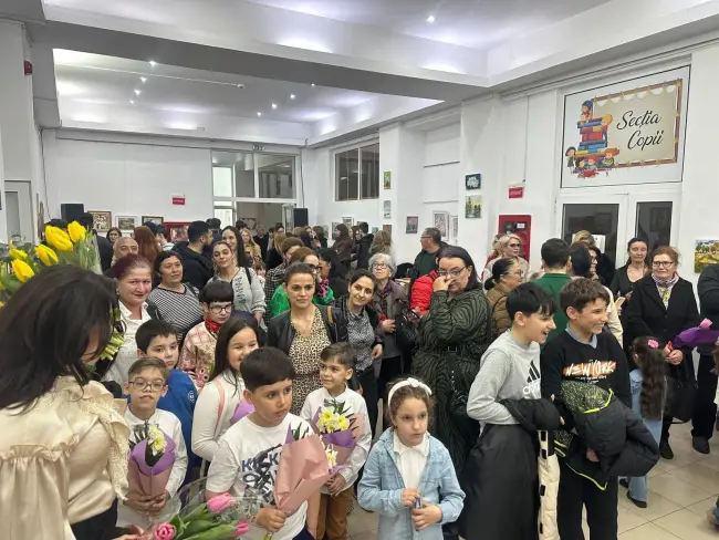 Foto „Culoare și inocență” pe simezele Bibliotecii Județene: Vernisajul care a adus primăvara în sufletele slătinenilor