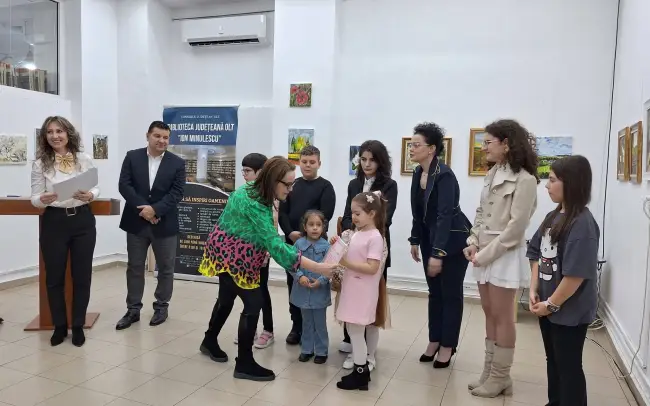 Foto „Culoare și inocență” pe simezele Bibliotecii Județene: Vernisajul care a adus primăvara în sufletele slătinenilor