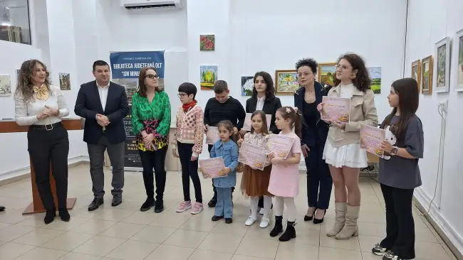 Foto „Culoare și inocență” pe simezele Bibliotecii Județene: Vernisajul care a adus primăvara în sufletele slătinenilor