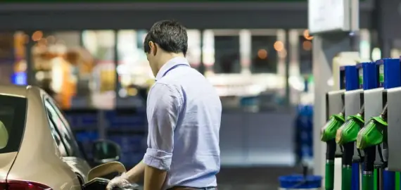 Foto Lecții de „fler economic” de la USR: Nu scădem prețul la benzină şi motorină ca să nu ne fure vecinii resursa