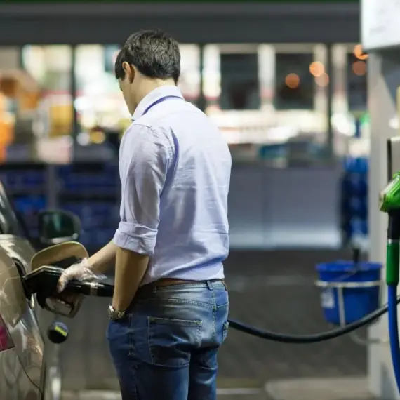 Foto Lecții de „fler economic” de la USR: Nu scădem prețul la benzină şi motorină ca să nu ne fure vecinii resursa