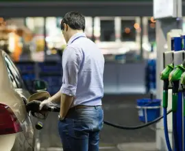 Foto Lecții de „fler economic” de la USR: Nu scădem prețul la benzină şi motorină ca să nu ne fure vecinii resursa