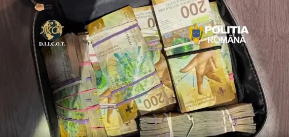 Foto Poliţistul cu jumătate de milion de franci în casă. Cum se îmbogățea un angajat al IPJ Argeș din prostituție în Elveția