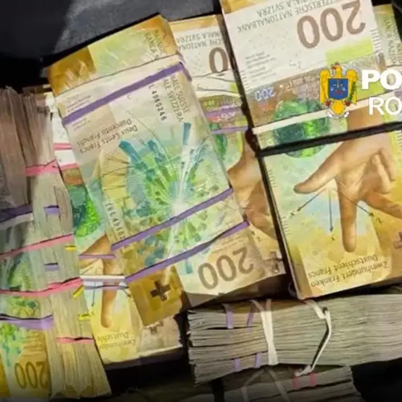 Foto Poliţistul cu jumătate de milion de franci în casă. Cum se îmbogățea un angajat al IPJ Argeș din prostituție în Elveția