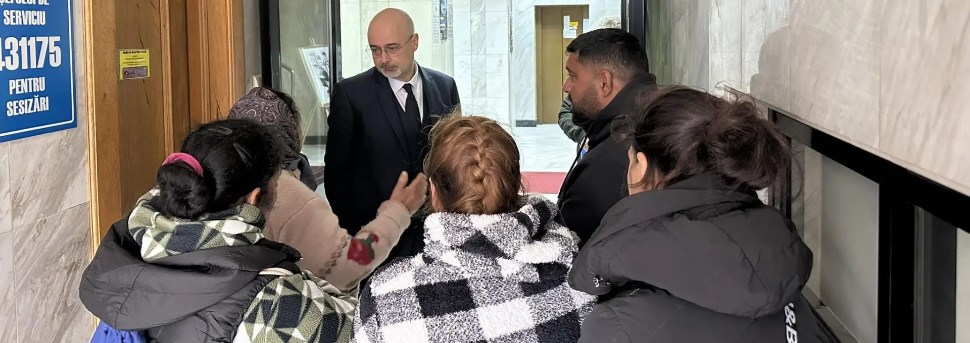 Foto Criza umanitară din Slatina: Sinistrații de pe Grădiște cer din nou ajutorul prefectului