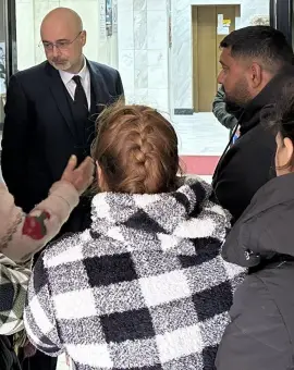 Foto Criza umanitară din Slatina: Sinistrații de pe Grădiște cer din nou ajutorul prefectului