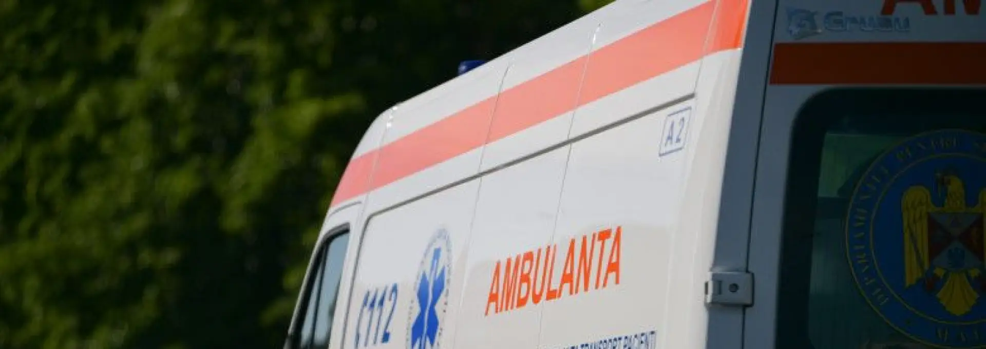 Foto Accident cu două autoturisme implicate, la Curtişoara. Un bărbat transportat la spital