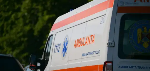 Foto Accident cu două autoturisme implicate, la Curtişoara. Un bărbat transportat la spital