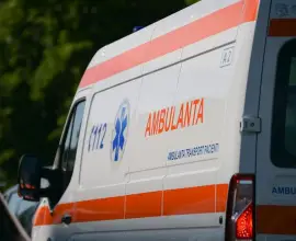 Foto Accident cu două autoturisme implicate, la Curtişoara. Un bărbat transportat la spital