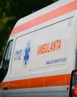 Foto Accident cu două autoturisme implicate, la Curtişoara. Un bărbat transportat la spital