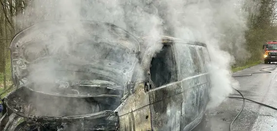 Foto Incendiu la o autoutilitară pe Drumul Județean 546A, în zona localității Schitu