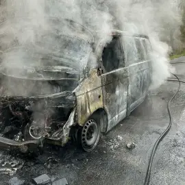 Foto Incendiu la o autoutilitară pe Drumul Județean 546A, în zona localității Schitu