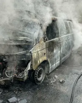 Foto Incendiu la o autoutilitară pe Drumul Județean 546A, în zona localității Schitu