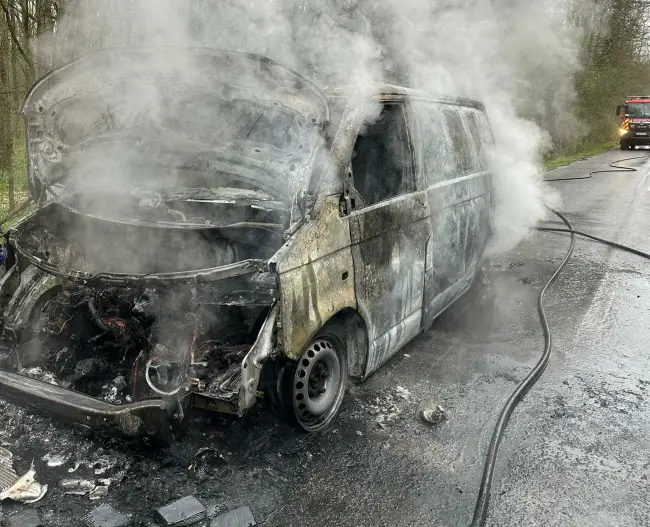 Foto Incendiu la o autoutilitară pe Drumul Județean 546A, în zona localității Schitu