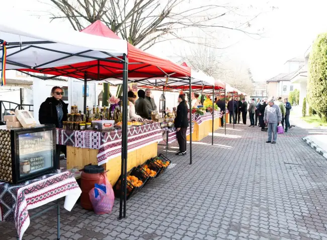 Foto Piața Producătorilor Olteni s-a redeschis de Florii: Ministrul Agriculturii, prezent la Slatina
