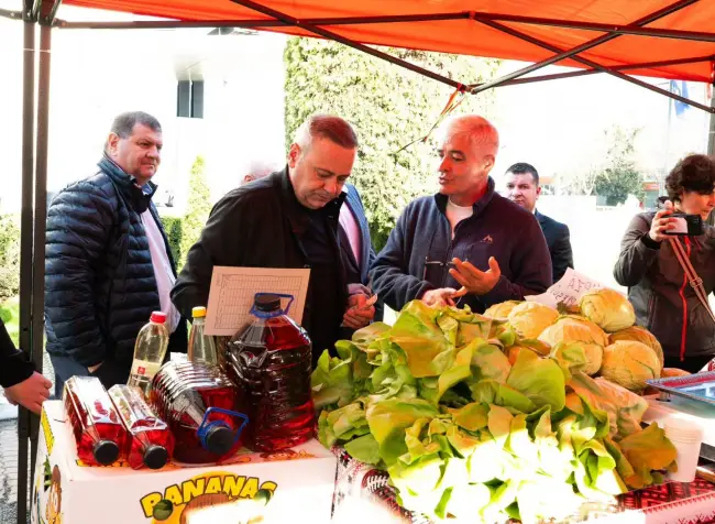 Foto Piața Producătorilor Olteni s-a redeschis de Florii: Ministrul Agriculturii, prezent la Slatina