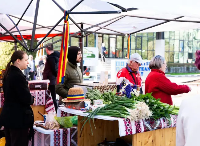 Foto Piața Producătorilor Olteni s-a redeschis de Florii: Ministrul Agriculturii, prezent la Slatina