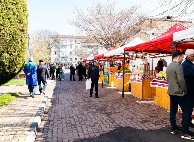 Foto Piața Producătorilor Olteni s-a redeschis de Florii: Ministrul Agriculturii, prezent la Slatina