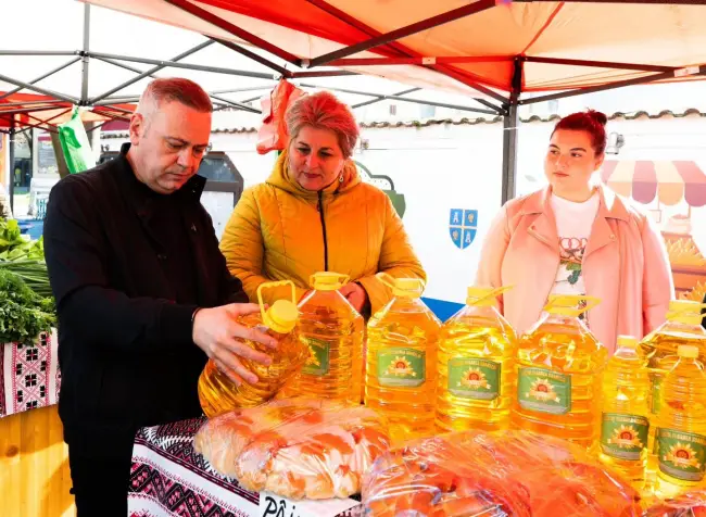 Foto Piața Producătorilor Olteni s-a redeschis de Florii: Ministrul Agriculturii, prezent la Slatina