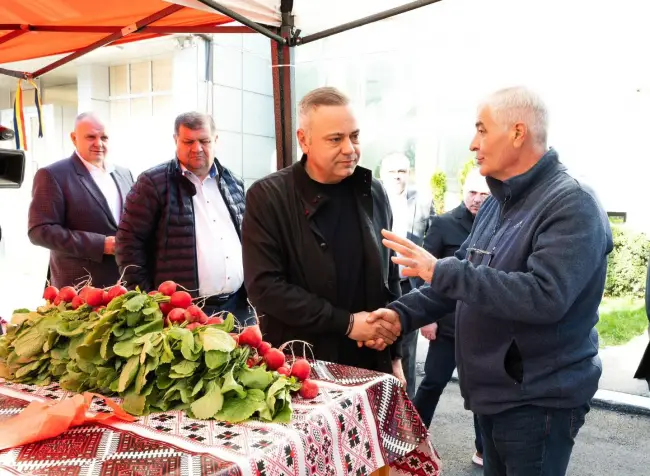 Foto Piața Producătorilor Olteni s-a redeschis de Florii: Ministrul Agriculturii, prezent la Slatina