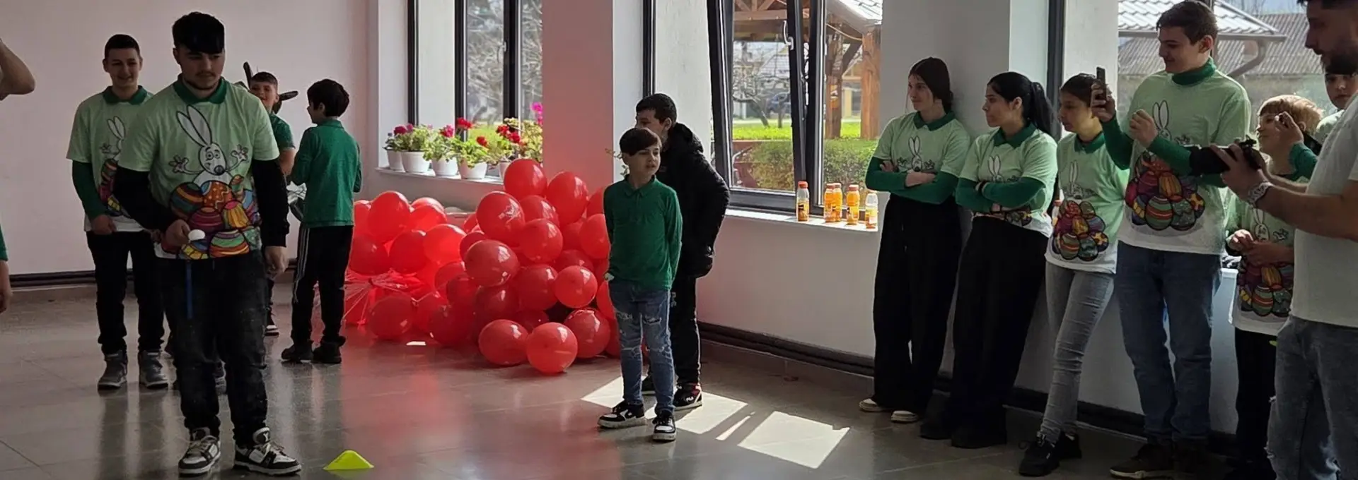 Foto Bucurie de Florii la Bărăști: 60 de copii au primit cadouri în cadrul campaniei „Culori de Primăvară”