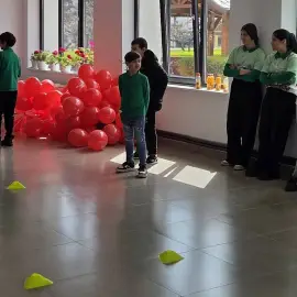 Foto Bucurie de Florii la Bărăști: 60 de copii au primit cadouri în cadrul campaniei „Culori de Primăvară”