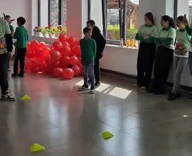 Foto Bucurie de Florii la Bărăști: 60 de copii au primit cadouri în cadrul campaniei „Culori de Primăvară”