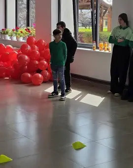 Foto Bucurie de Florii la Bărăști: 60 de copii au primit cadouri în cadrul campaniei „Culori de Primăvară”