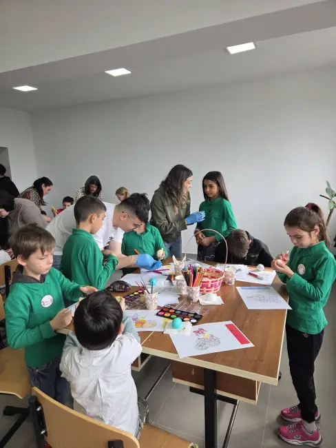 Foto Bucurie de Florii la Bărăști: 60 de copii au primit cadouri în cadrul campaniei „Culori de Primăvară”