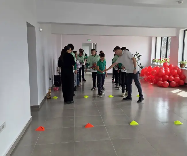 Foto Bucurie de Florii la Bărăști: 60 de copii au primit cadouri în cadrul campaniei „Culori de Primăvară”