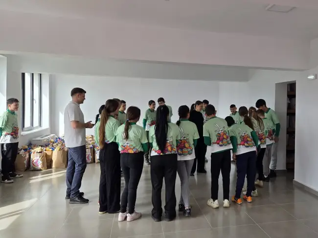 Foto Bucurie de Florii la Bărăști: 60 de copii au primit cadouri în cadrul campaniei „Culori de Primăvară”