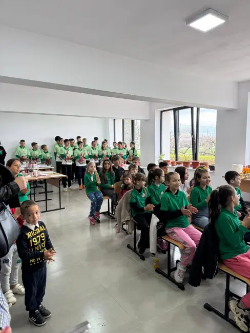 Foto Bucurie de Florii la Bărăști: 60 de copii au primit cadouri în cadrul campaniei „Culori de Primăvară”