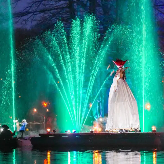 Foto Lumea poveştilor la Craiova. S-a deschis Târgul de Paște: Spectacol de holograme pe lac și mii de vizitatori