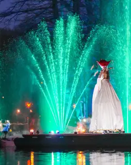 Foto Lumea poveştilor la Craiova. S-a deschis Târgul de Paște: Spectacol de holograme pe lac și mii de vizitatori