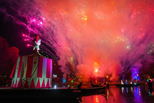 Foto Lumea poveştilor la Craiova. S-a deschis Târgul de Paște: Spectacol de holograme pe lac și mii de vizitatori