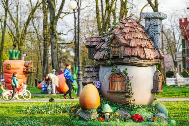 Foto Lumea poveştilor la Craiova. S-a deschis Târgul de Paște: Spectacol de holograme pe lac și mii de vizitatori