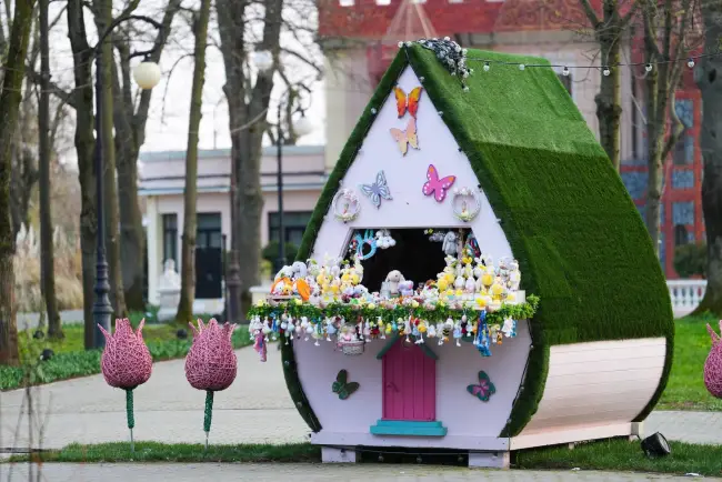 Foto Lumea poveştilor la Craiova. S-a deschis Târgul de Paște: Spectacol de holograme pe lac și mii de vizitatori