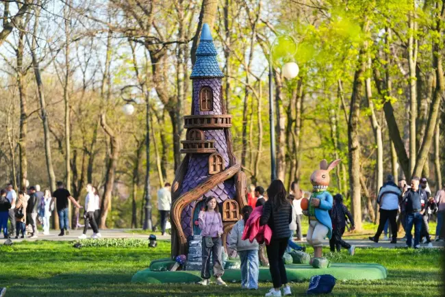 Foto Lumea poveştilor la Craiova. S-a deschis Târgul de Paște: Spectacol de holograme pe lac și mii de vizitatori