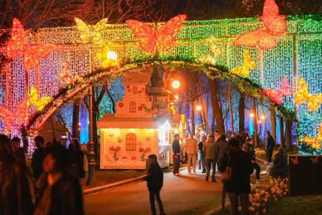 Foto Lumea poveştilor la Craiova. S-a deschis Târgul de Paște: Spectacol de holograme pe lac și mii de vizitatori