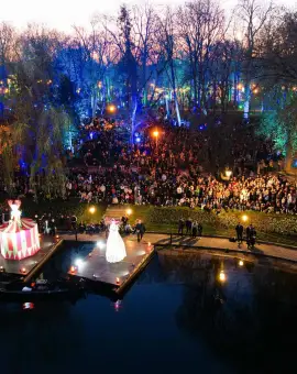 Foto Lumea poveştilor la Craiova. S-a deschis Târgul de Paște: Spectacol de holograme pe lac și mii de vizitatori