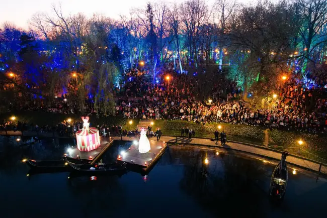 Foto Lumea poveştilor la Craiova. S-a deschis Târgul de Paște: Spectacol de holograme pe lac și mii de vizitatori