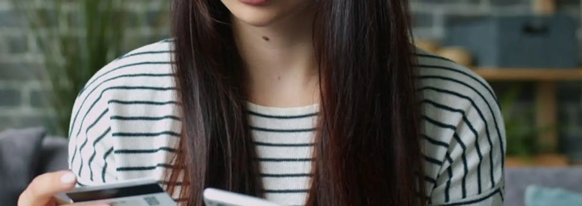 Foto  „Pariuri” pe banii altora: Cum a lăsat o angajată din Olt fără fonduri cardurile colegilor de muncă