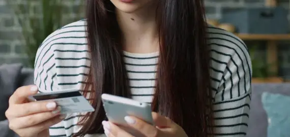 Foto  „Pariuri” pe banii altora: Cum a lăsat o angajată din Olt fără fonduri cardurile colegilor de muncă