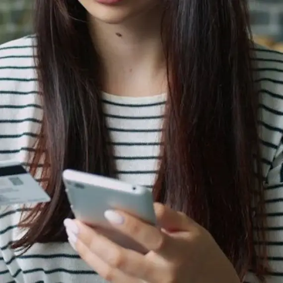 Foto  „Pariuri” pe banii altora: Cum a lăsat o angajată din Olt fără fonduri cardurile colegilor de muncă