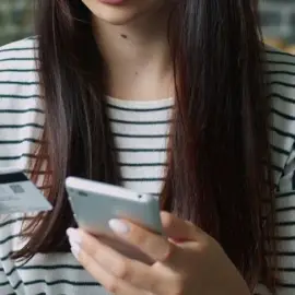 Foto  „Pariuri” pe banii altora: Cum a lăsat o angajată din Olt fără fonduri cardurile colegilor de muncă