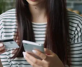 Foto  „Pariuri” pe banii altora: Cum a lăsat o angajată din Olt fără fonduri cardurile colegilor de muncă