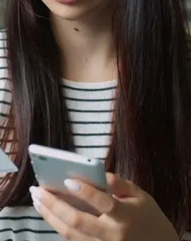 Foto  „Pariuri” pe banii altora: Cum a lăsat o angajată din Olt fără fonduri cardurile colegilor de muncă