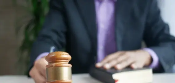 Foto Slatina: Condamnat după ce a fumat „cristal” cu elevi de gimnaziu